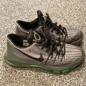 Nike size 5Y. Great condition. Awesome shoes.